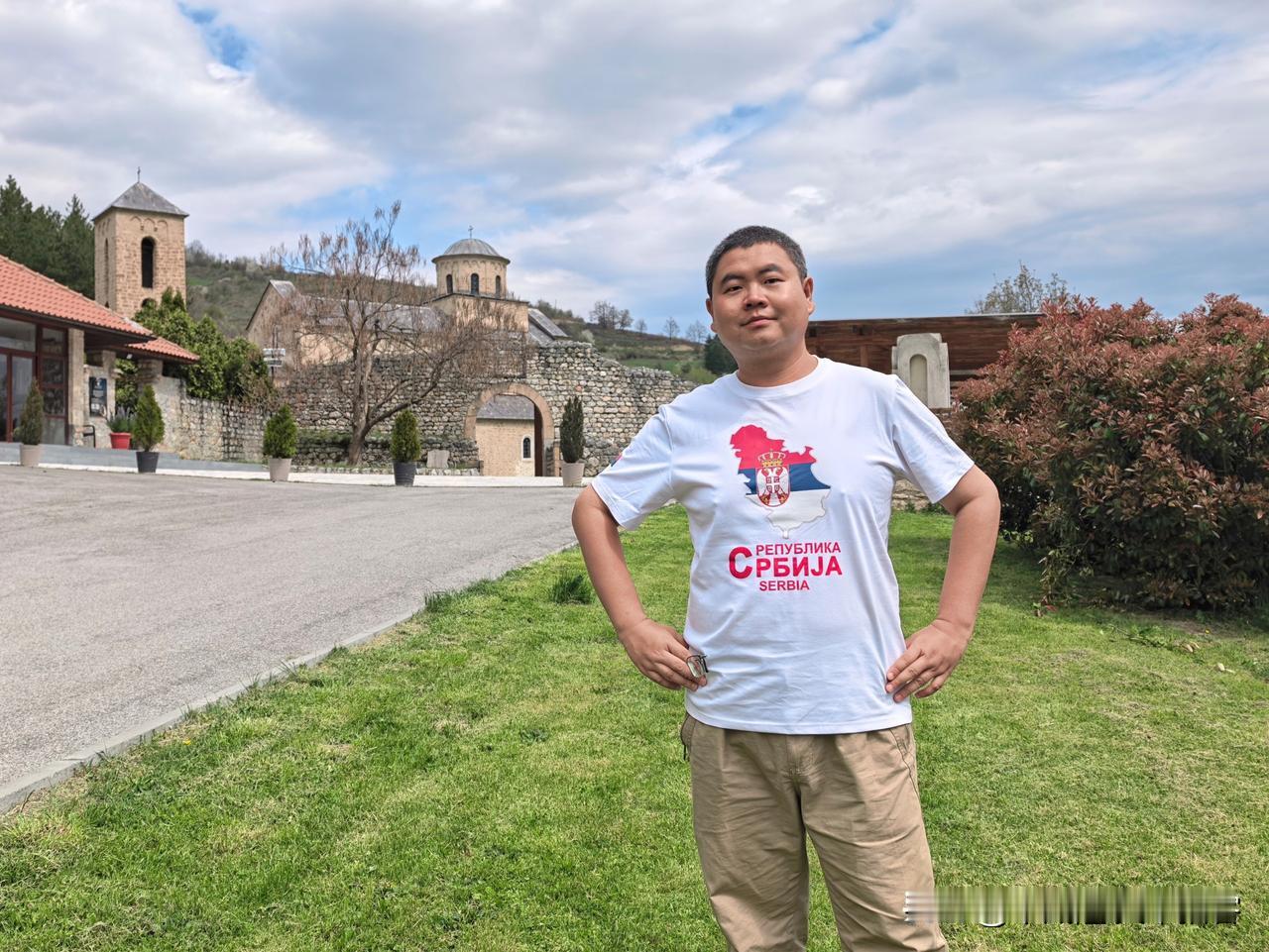 中午，在新帕扎尔西南郊的群山中，寻访索泼查尼修道院（世界文化遗产）。1256年，