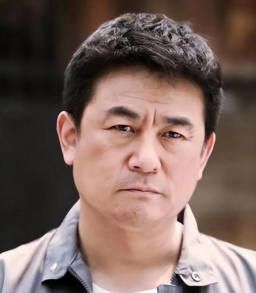 36岁那年，李洪涛跟老婆提出离婚。不是出轨。不是感情破裂。是因为穷。穷到他觉得自