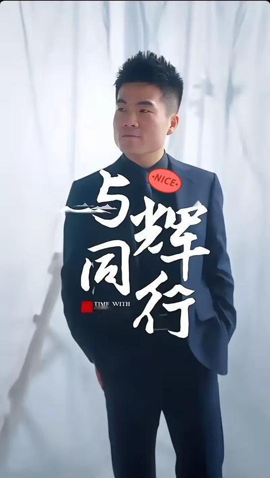 方锦龙的五弦琵琶，今晚要跟《长恨歌》的山水实景干一架。
唐装裙摆被AI画成水墨，