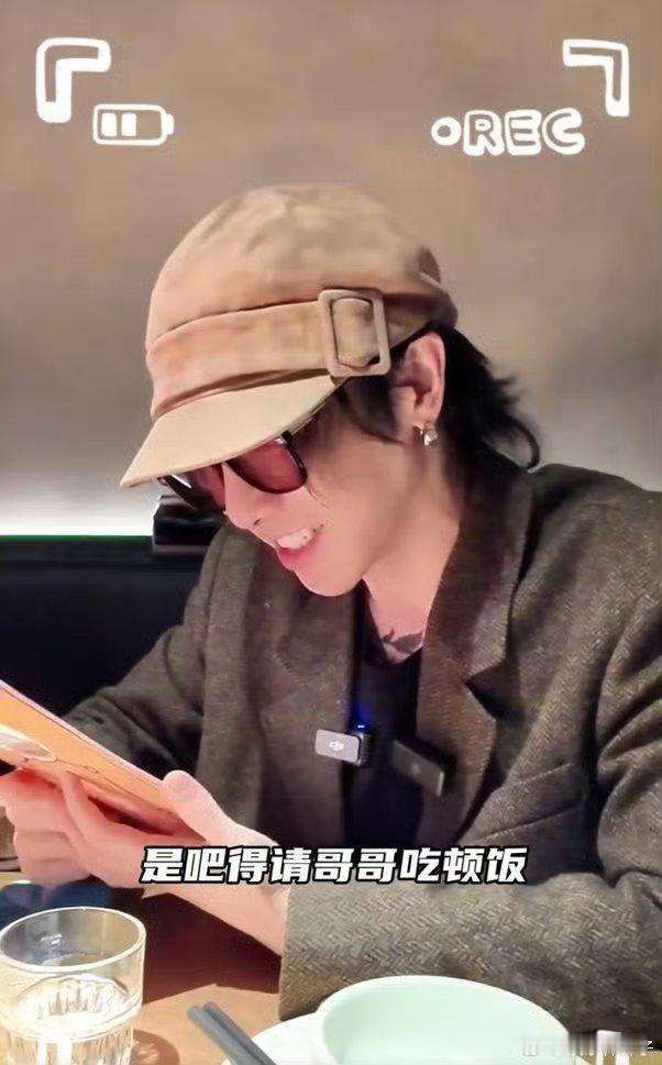 华晨宇陪弟弟花傲天吃夜宵 华灯初上，华晨宇偕花傲天开启夜宵之约。兄弟情似繁星，在