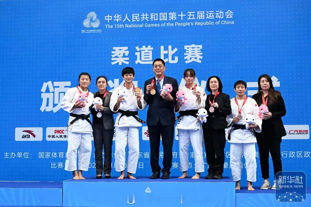 柔道女子63公斤级，辽宁队李医莹（右二）夺得铜牌，这也是绥中姑娘的第二届全运会。