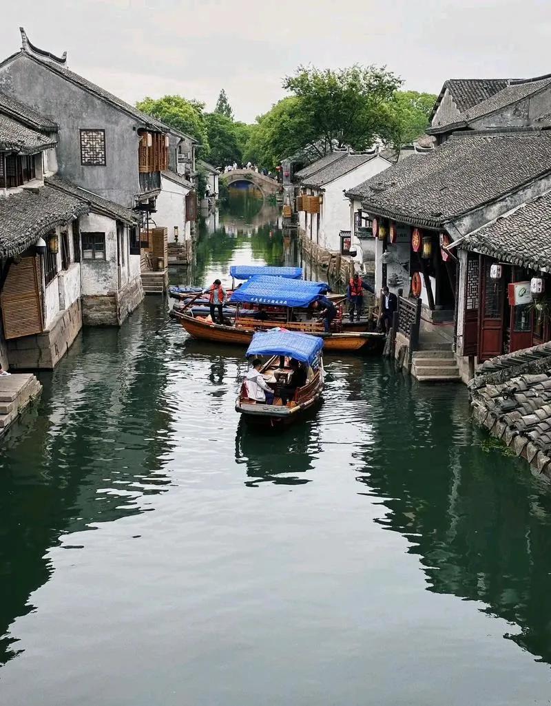 其实，去旅游最好不要与朋友一齐去，因朋友之间经济状况不一，食宿品味不一，对于旅游