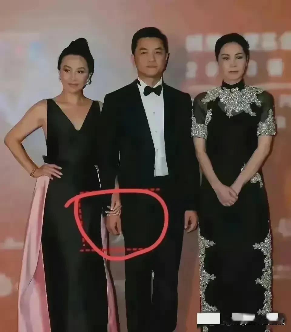 这是多年前的一张照片，现在李亚鹏看到应该也很心酸吧！
照片中李亚鹏站在中间，他的