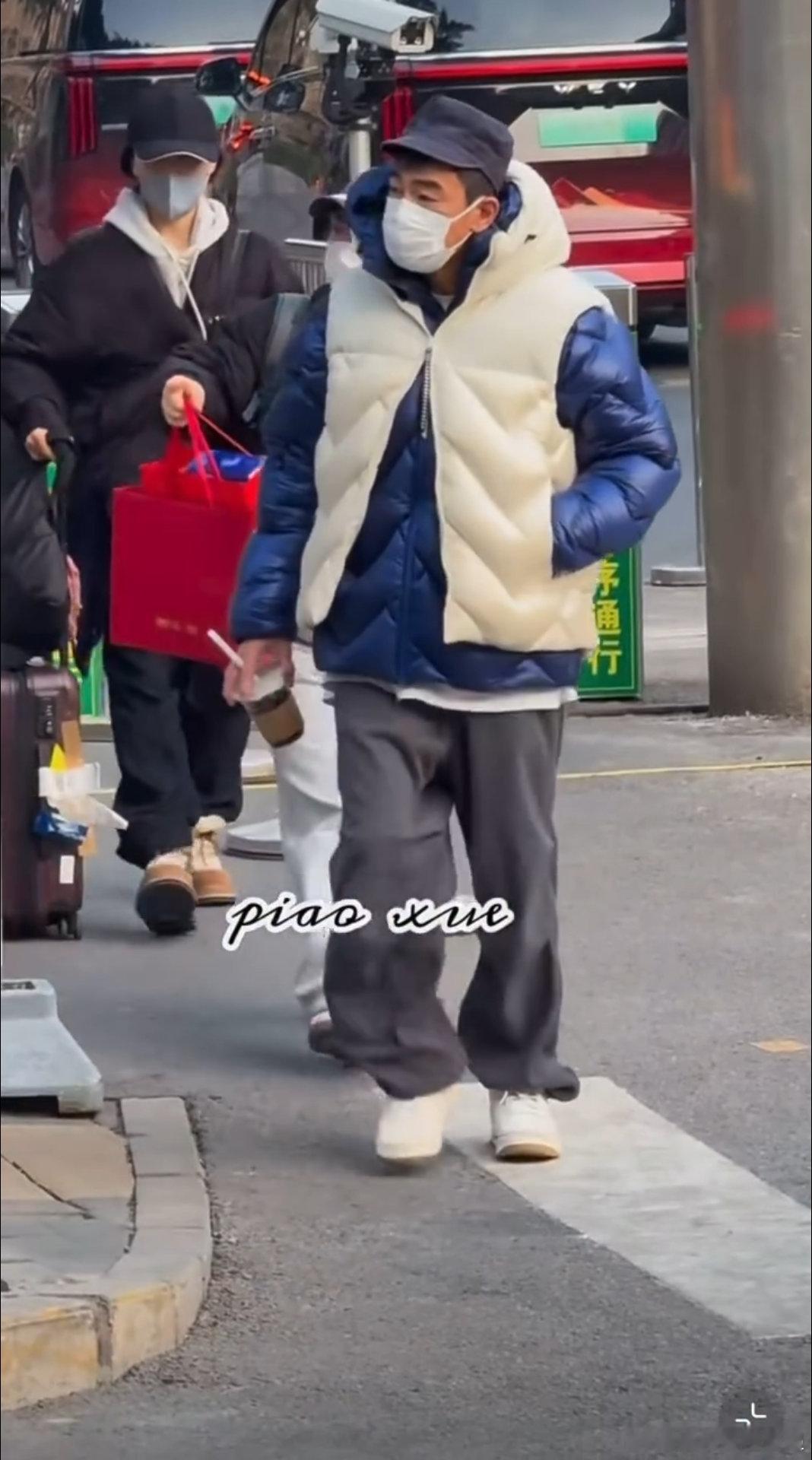 陈小春现身春晚联排央视马年春晚第三次联排 联排下班还这么亲切，我这位老爱豆真是越