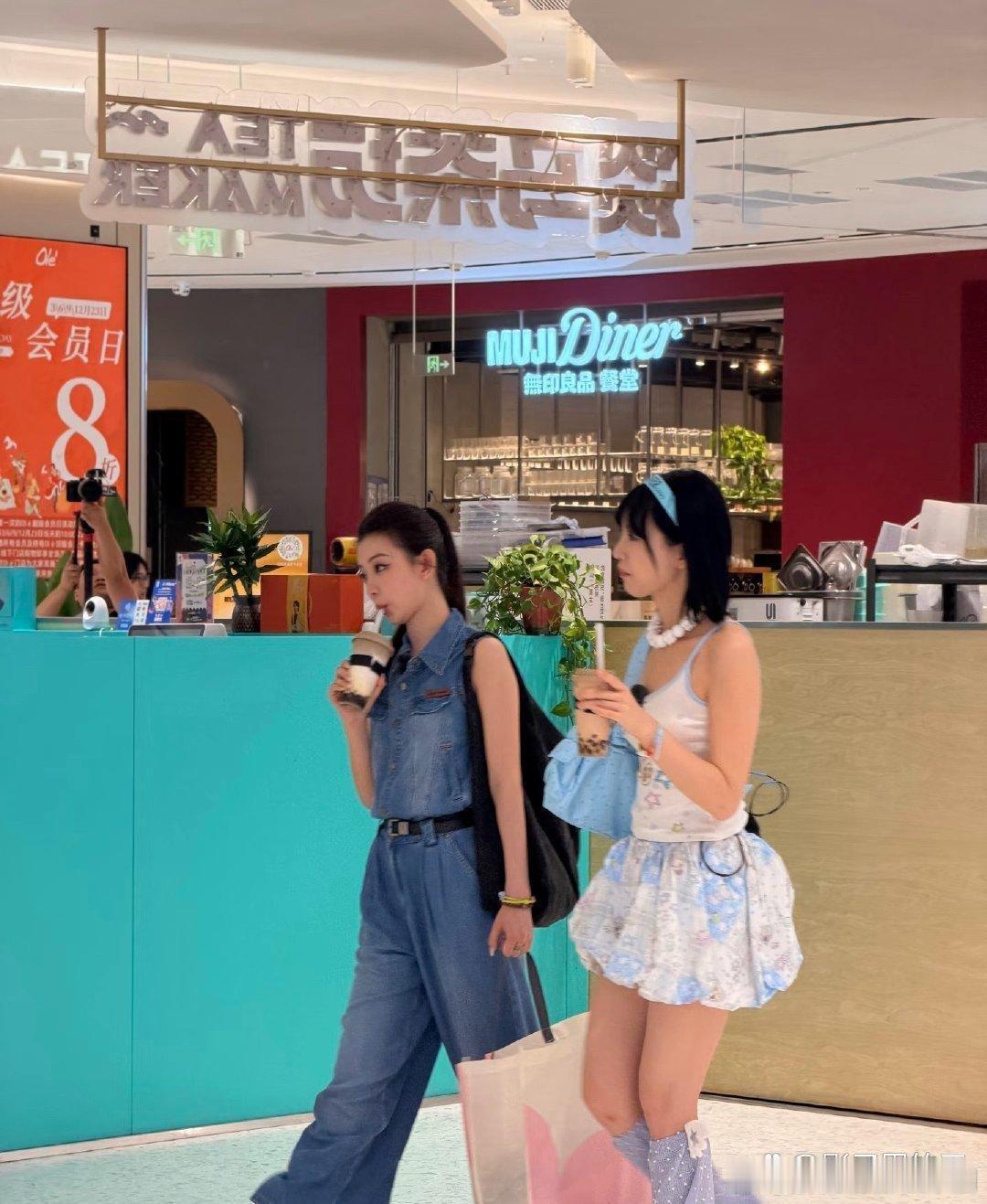 黄灿灿录制我家那闺女粉丝问她啥时候录新综艺，她直接回了句“现在” ！有网友拍到她