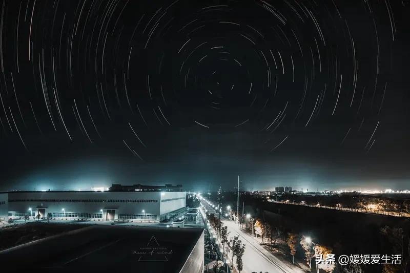 上联:天高悬日月，下联有请海阔映星辰！