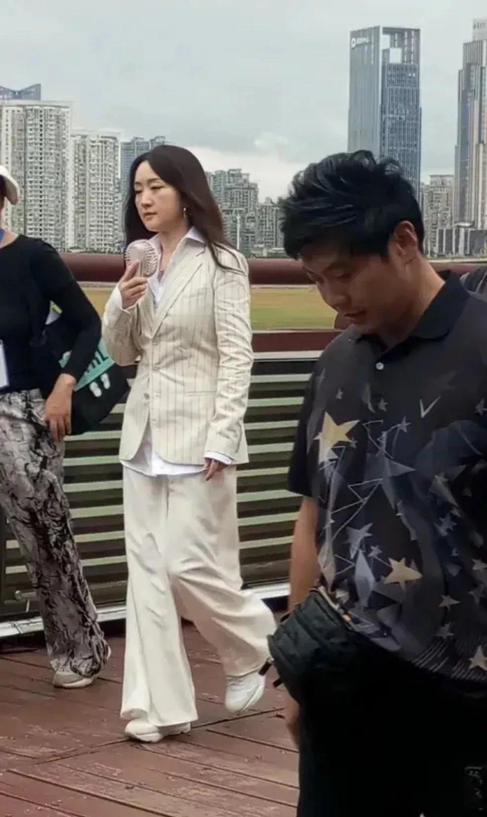 曾经的甜歌天后也年华老去了！没了美颜，这才是她真实模样！