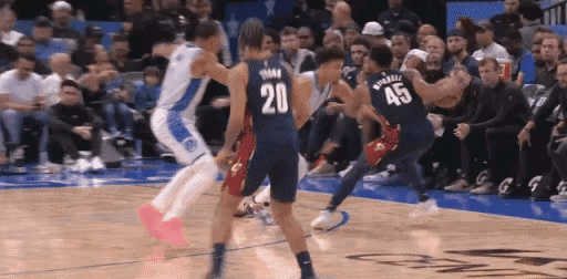 米切尔致敬哈登。
米切尔持球右侧，寻找进攻机会，突然加速右侧突破，防守球员紧跟，