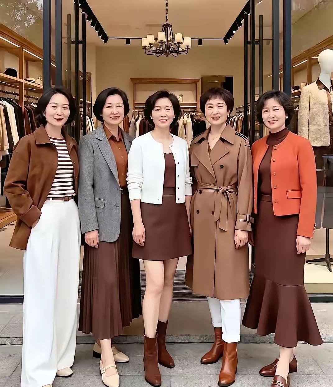 这5位中年阿姨的打扮，你觉得谁的打扮最好看，最大方得体？