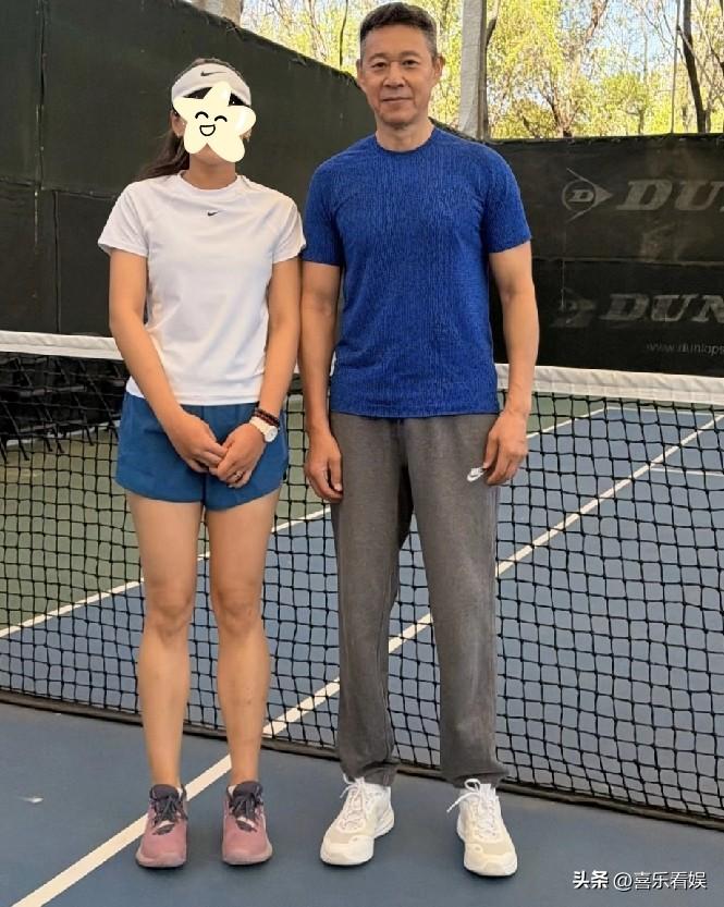 69岁张丰毅，近况曝光！

昨天27日，有网友晒出与69岁老戏骨张丰毅的合照，也