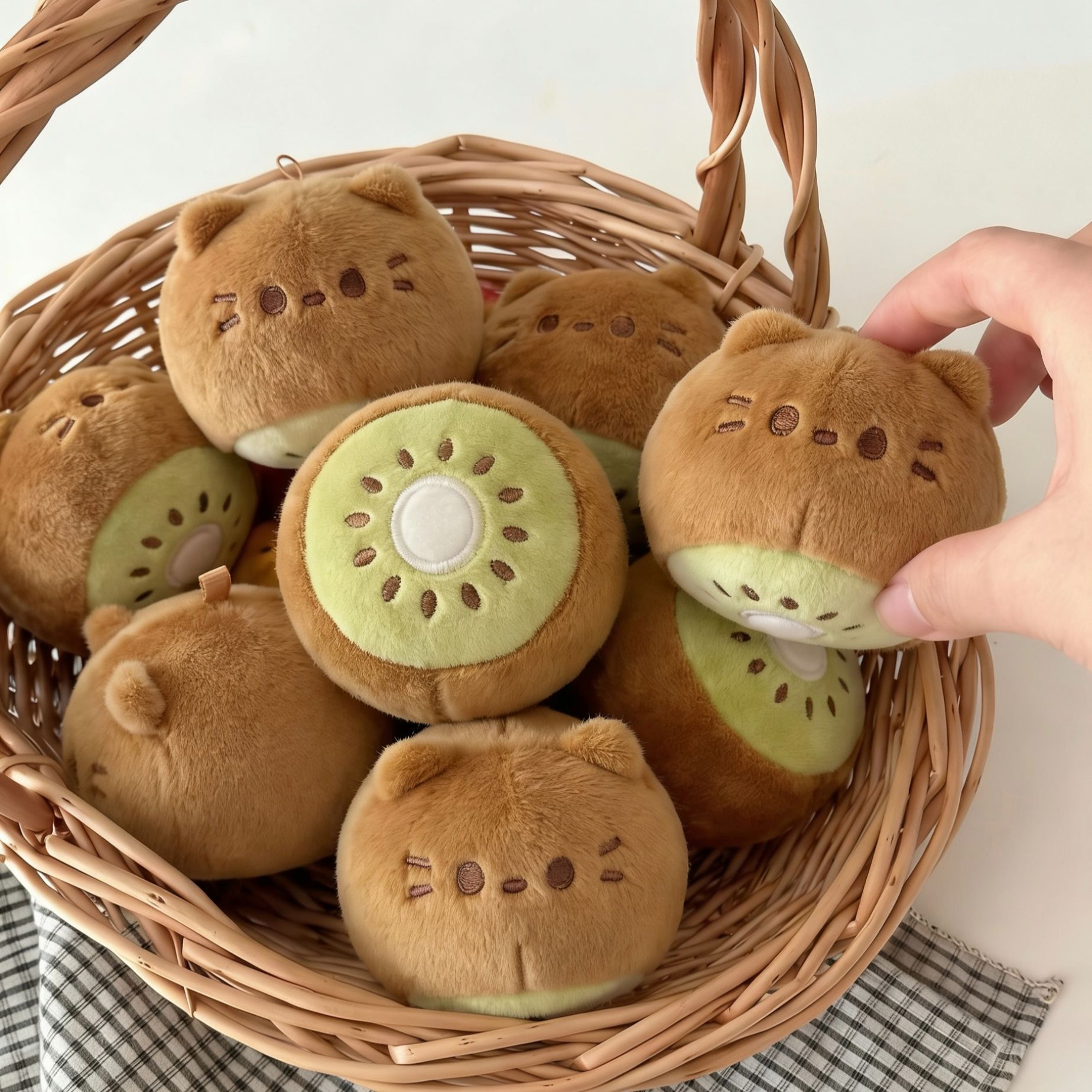 老规矩，留言和转发里，分别抓一位粉丝小可送你猫猫头猕猴桃🥝挂件哇！！！受不了网