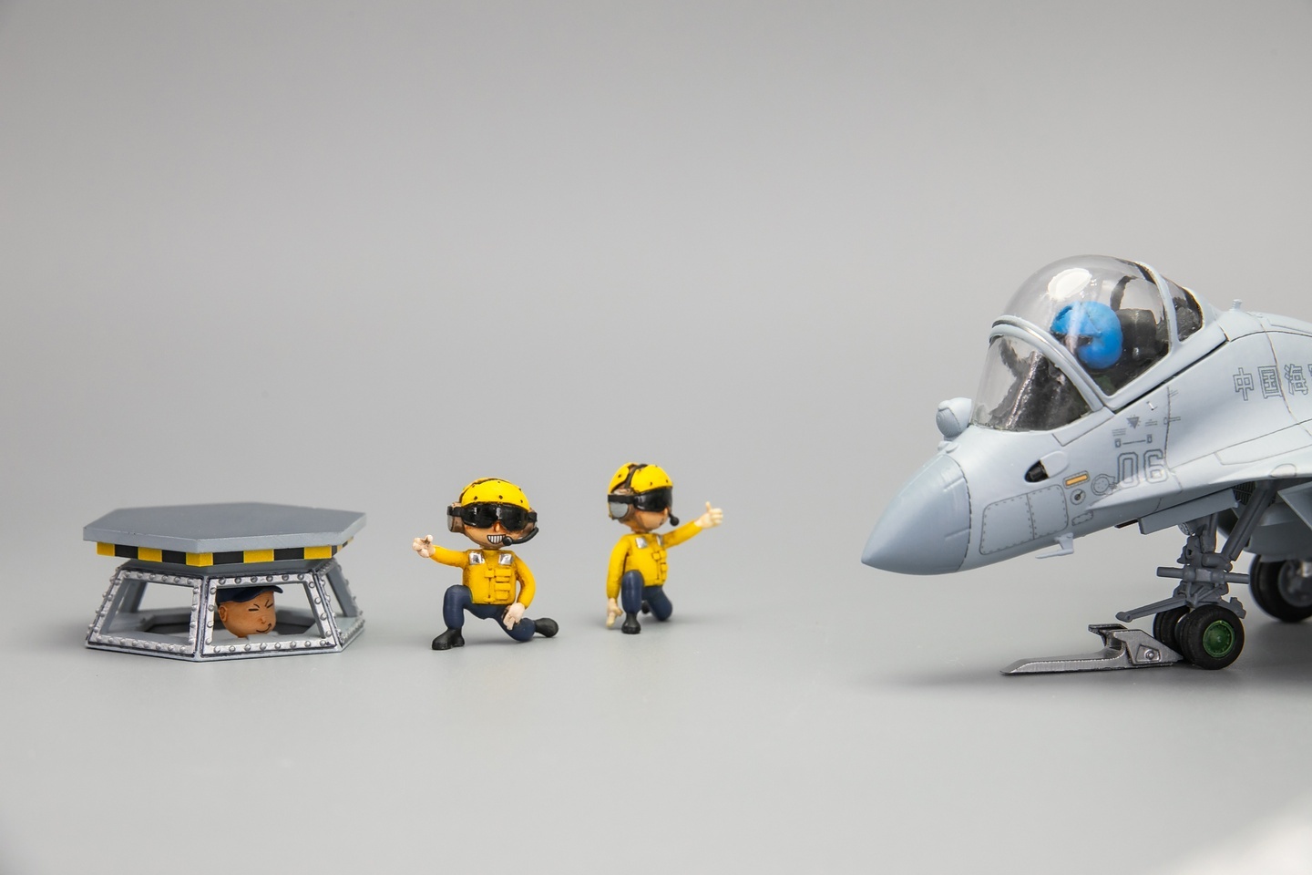 初步攒了一套中国航母地勤装备与人员。设备包括：飞机牵引车、挂弹车、弹射控制站。人