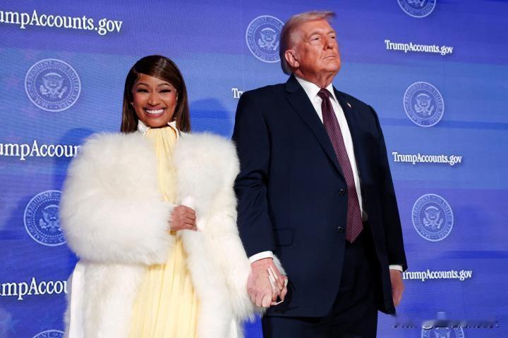 美国歌手妮琪·米娜“麻辣鸡”与川普手牵手参加活动，称自己是总统的头号粉丝但抨击加