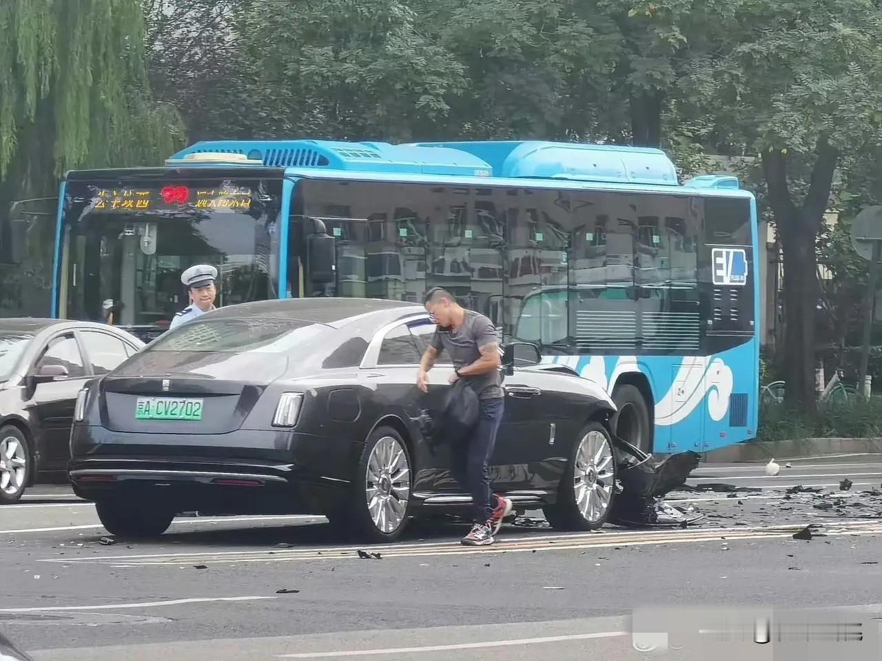 斥巨资680万买下劳斯莱斯闪灵电车，却只买交强险，没有三者险，光修自己的车估计都