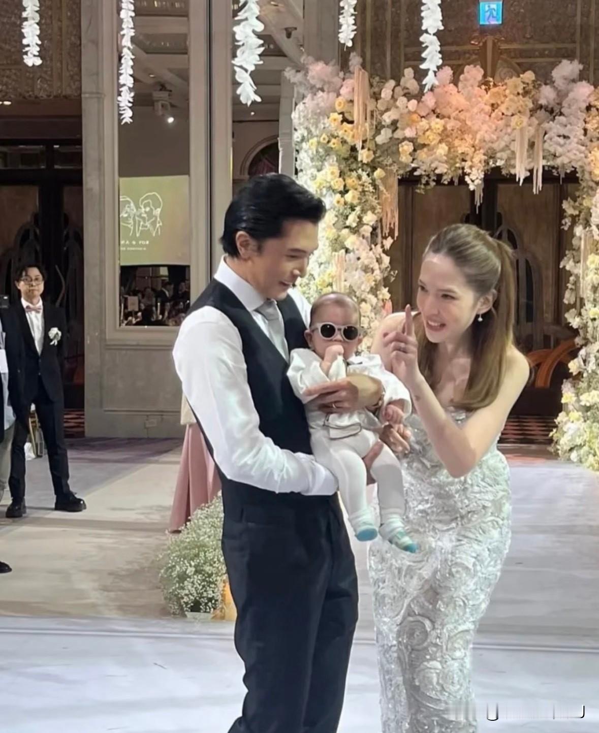 这妈妈当得，太拼了吧！但为了小宝贝，一切都值！许玮甯患甲流不敢抱儿子许玮甯曝儿子