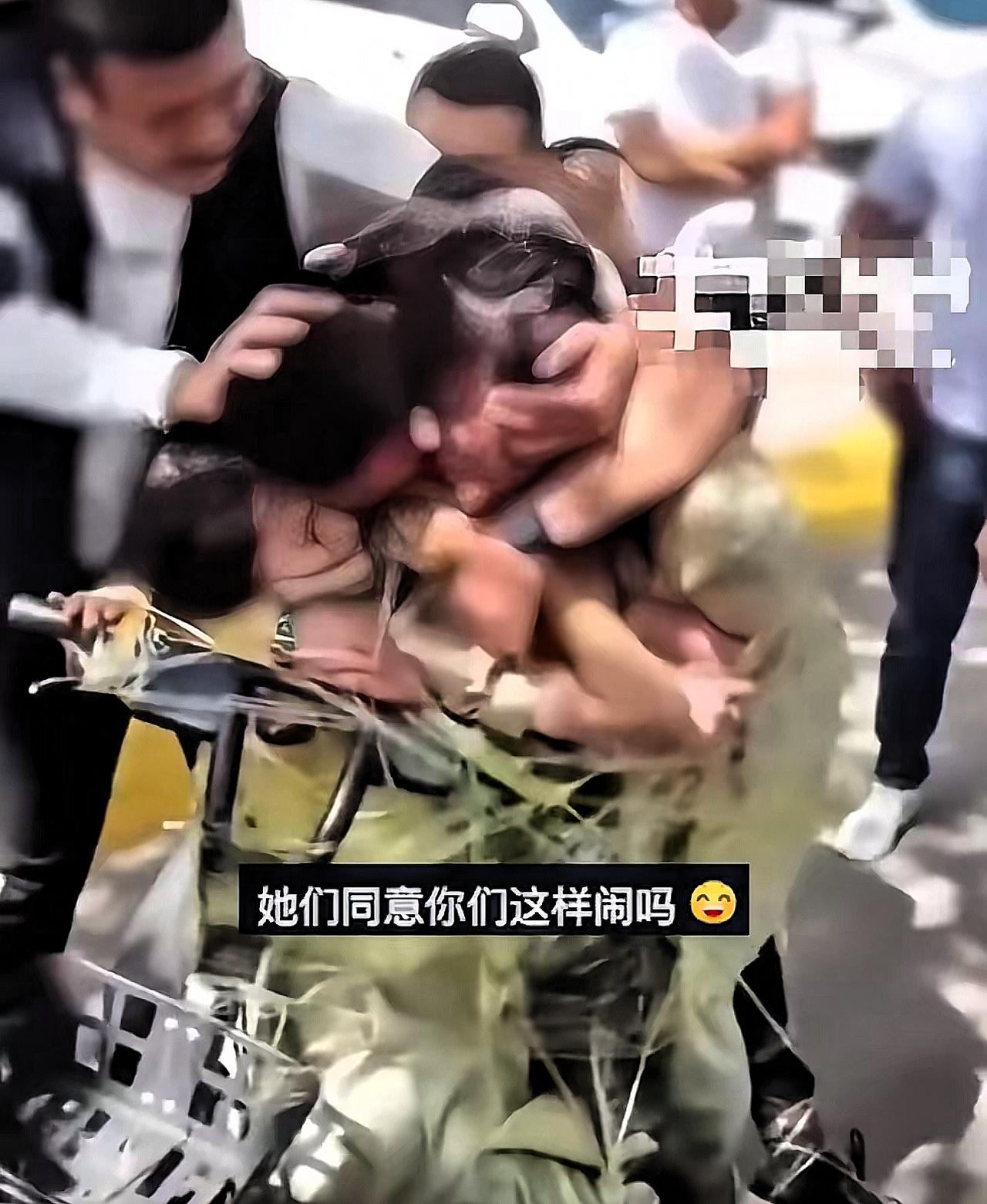 陕西咸阳这婚闹哪是“热闹”？分明是借着习俗外衣的犯罪现场！俩姑娘被胶带捆在单车上