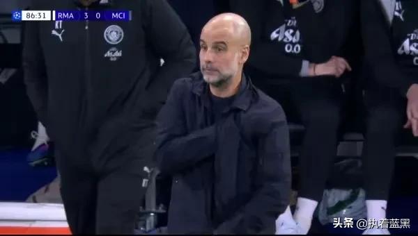 后防不稳，锋线无力，场边的瓜迪奥拉呆若木鸡。

客场对阵皇马，曼城的后防线竟然被