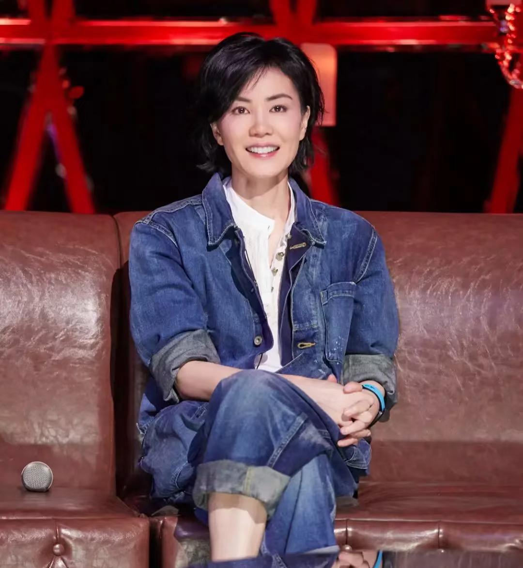 王菲当俩闺女的妈，这颜值基因真不是吹的。 李嫣小时候有唇腭裂，那会儿总被议论长相