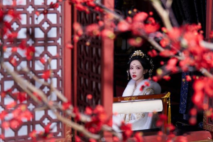 孟子义暂别尚公主暮晚摇孟子义暮晚摇红梅白氅尚公主杀青 暂别即是新启，孟子义告别尚