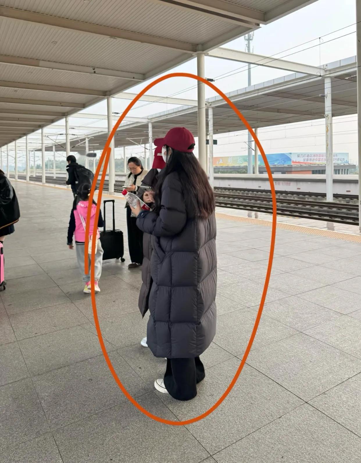 等高铁看到的年轻女孩还是别跟风这样穿！！！
今日搭乘高铁时，我和朋友都身着了寒羽