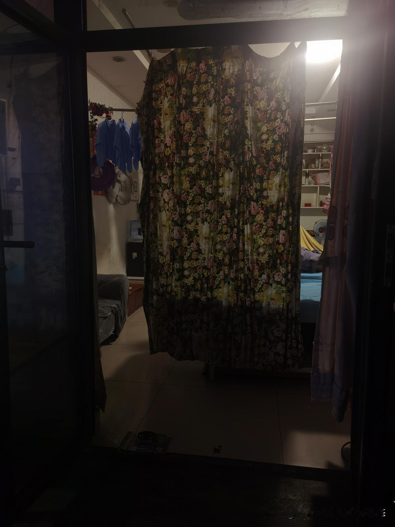 按摩店之一帘幽梦
 
      城市街巷藏着一隅静谧，一帘幽梦，是喧嚣尘世里温