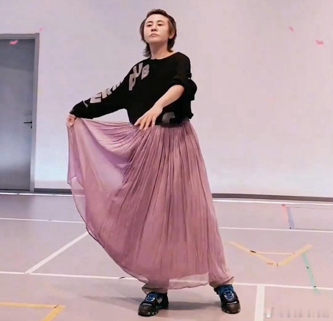 同一件衣服对比王濛瘦了好多王濛到底瘦了多少不对比还没发现瘦这么多，整个人薄了一圈