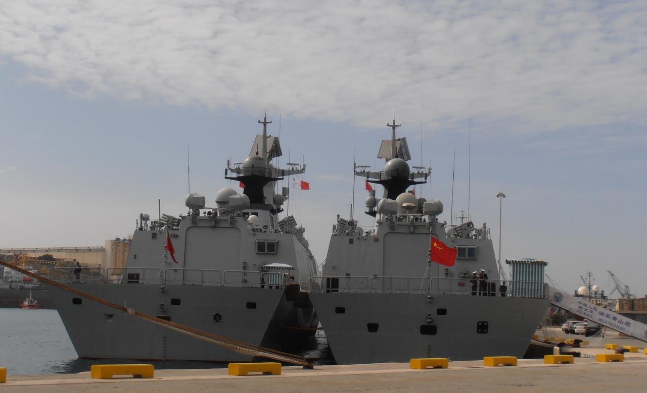 小合集，054A舰艉上建&机库

机库高度降低、上建布局调整等

满足了直-20