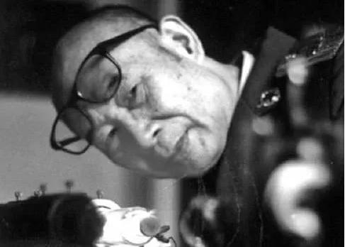 1971年，国防科大收到两张神秘的小纸条。任务内容，是钱学森写的。然而，打开一看