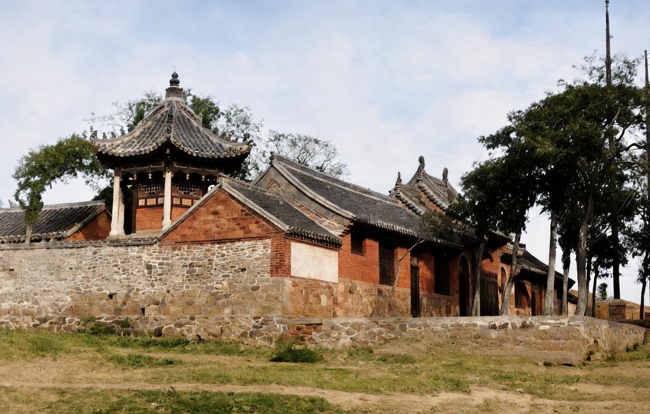 这是1910年前威海卫天后宫。每逢初一与十五，天后宫香客云集。这里因供奉海神娘娘