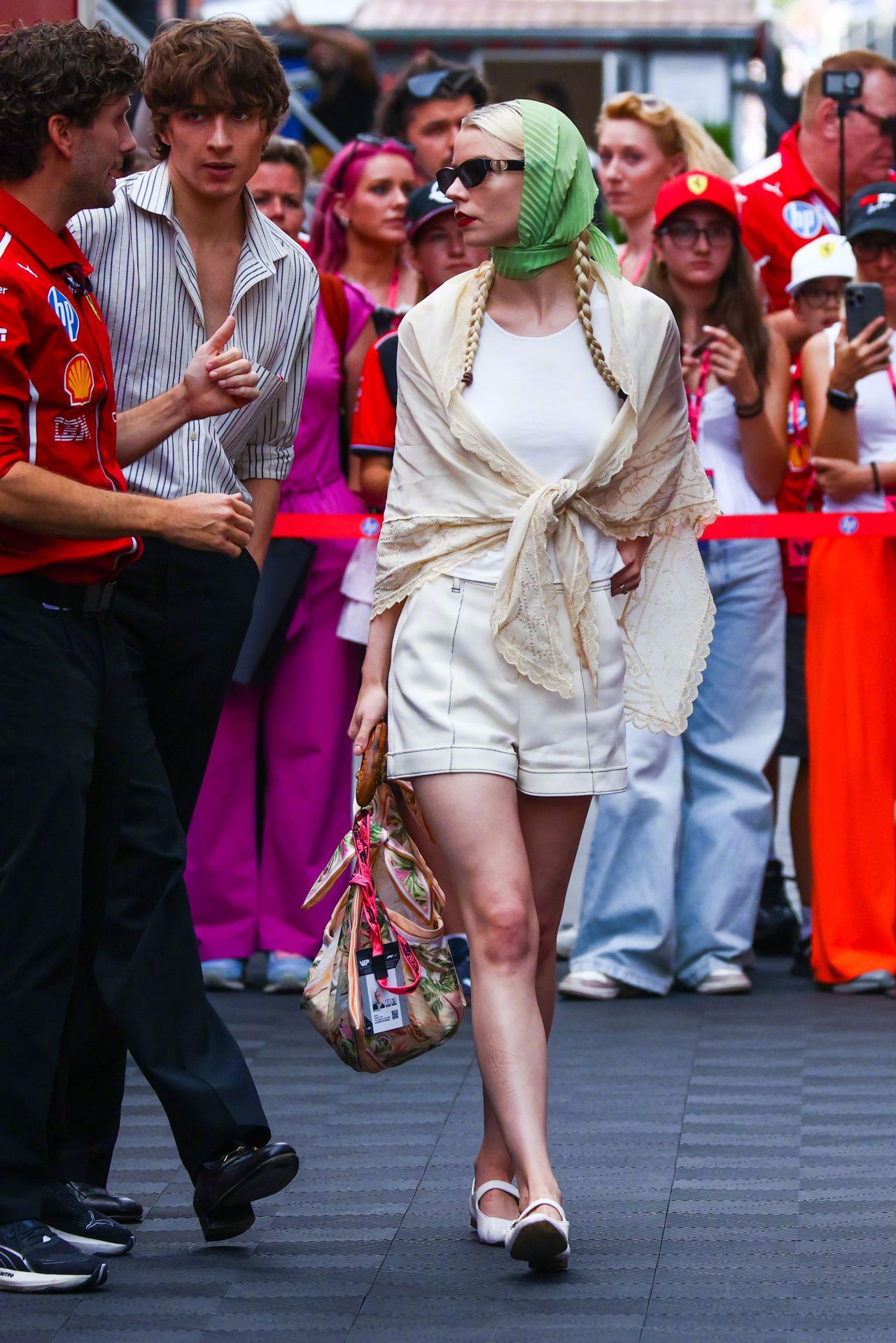 安雅Anya Taylor-Joy 和丈夫马尔科姆·麦克雷现身 F1 匈牙利大奖
