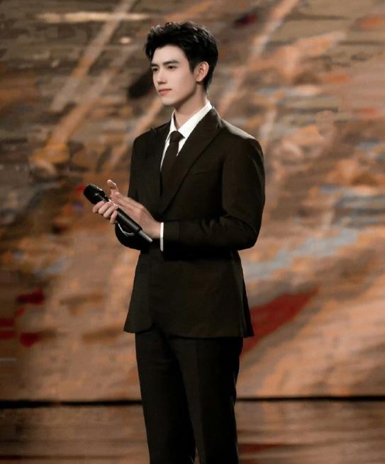 第38届金鸡奖 据网友消息，第38届中国电影金鸡百花电影节主持人陈飞宇。大导演的