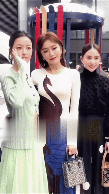 何超莲有惹到过秦岚吗？秦岚拍照时一直侧转身子搂着周雨彤，不搭理何超莲，还当着何超