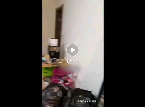 现在这租房的事儿真是让人头疼。有个女生租房一年，屋里那叫一个惨，遍地垃圾还散发着