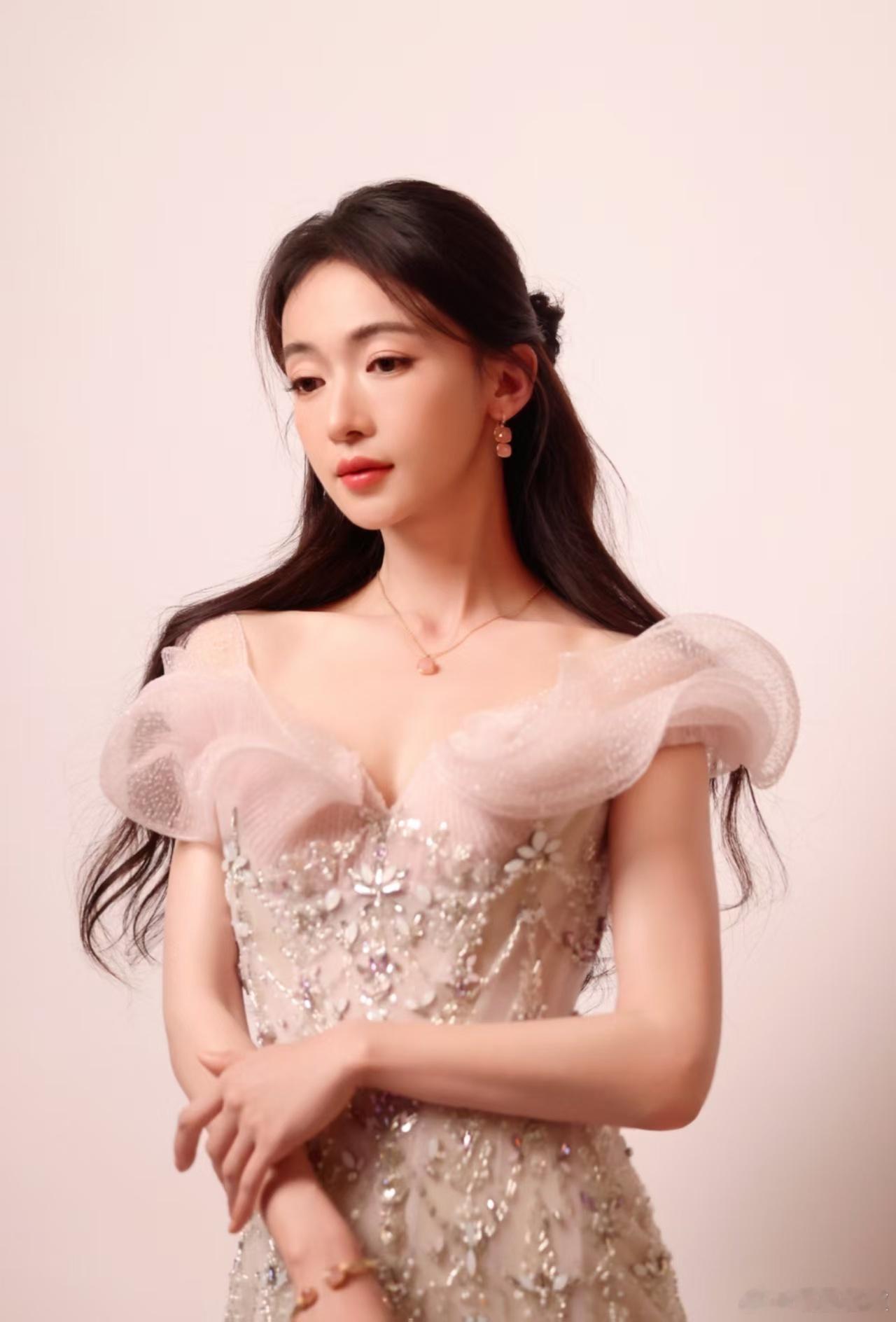 吴谨言温柔高智感吴谨言真人鱼公主来的 又是给我们带来了惊喜的美貌。吴谨言温柔高智