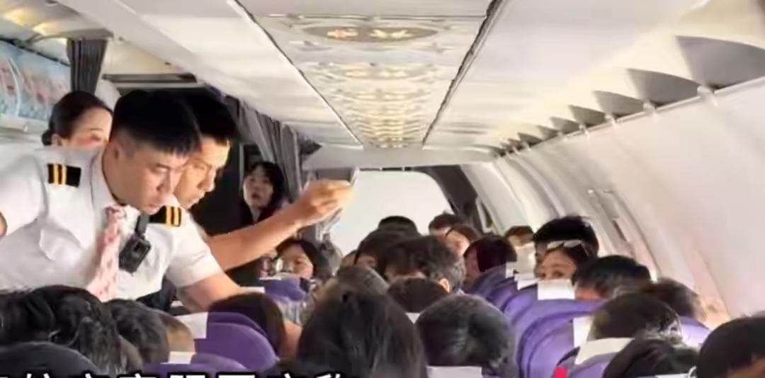 惊险！飞机爬升阶段，两名乘客因座椅大打出手
 
龙江航空LT6618成都飞往哈尔