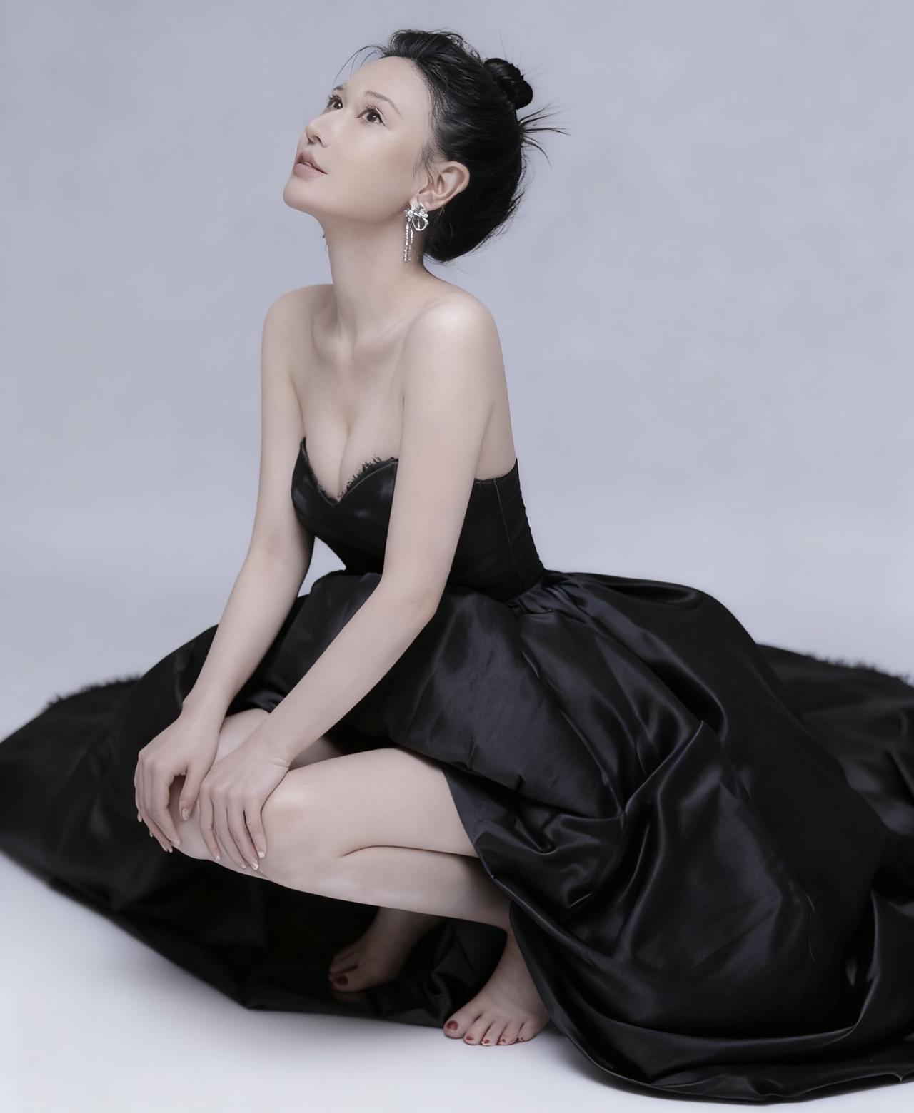 青春合集1️⃣5️⃣
谁懂啊！缎面裙一整个杀疯了
灰调背景衬得冷感拉满，松垮丸子