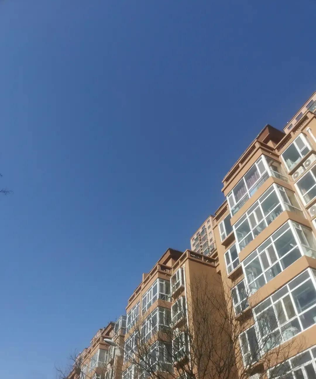 大连气象台提前一天喊话，明天小雪加零下六度，非必要别出门。
我晚上刷到推送，图片