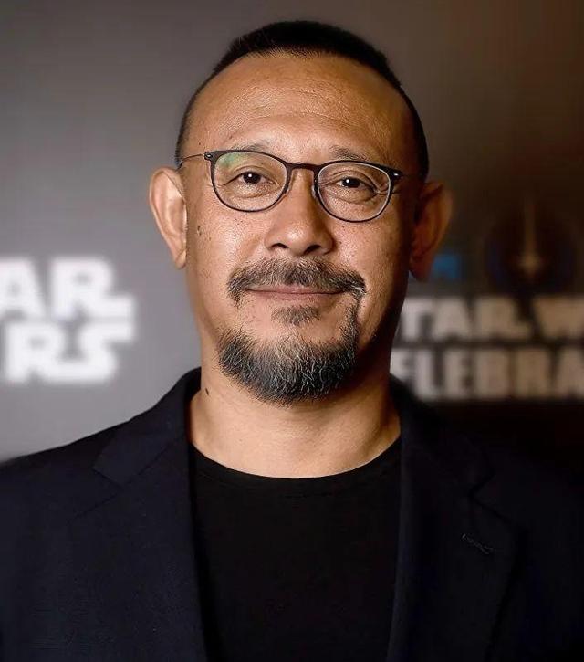 关于姜导演，有句实话能说吗？

姜导演是所谓的大导演，我一直谨慎批评，因为一批评