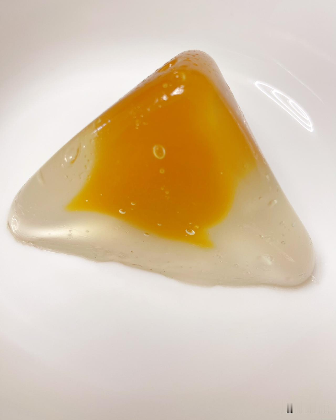 其实我家的端午节没什么仪式感，粽子大多都是放在端午前或者端午后来当早餐吃的，基本