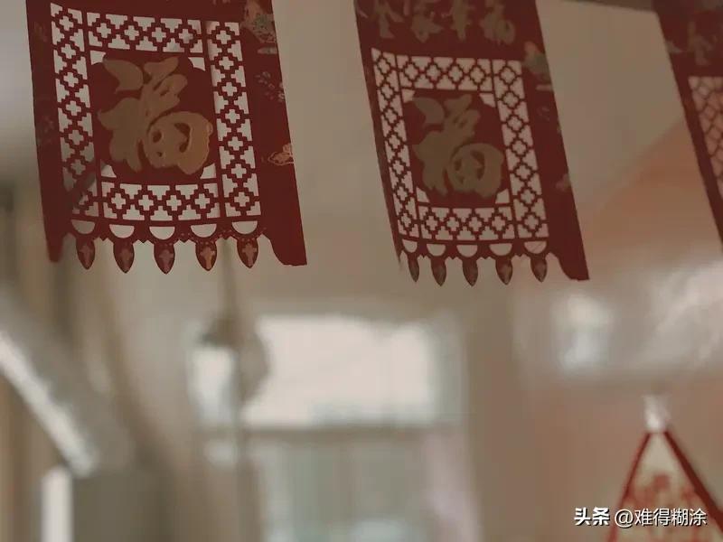 过年啦，天南地北的祝福都热乎起来！咱这拜年的阵仗，就像烟花一样热闹。北方的老铁裹