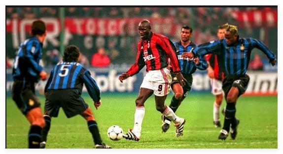 红黑VS蓝黑，看看这是哪一年的米兰德比？
光看双方球衣和球员，如果你不是老球迷的