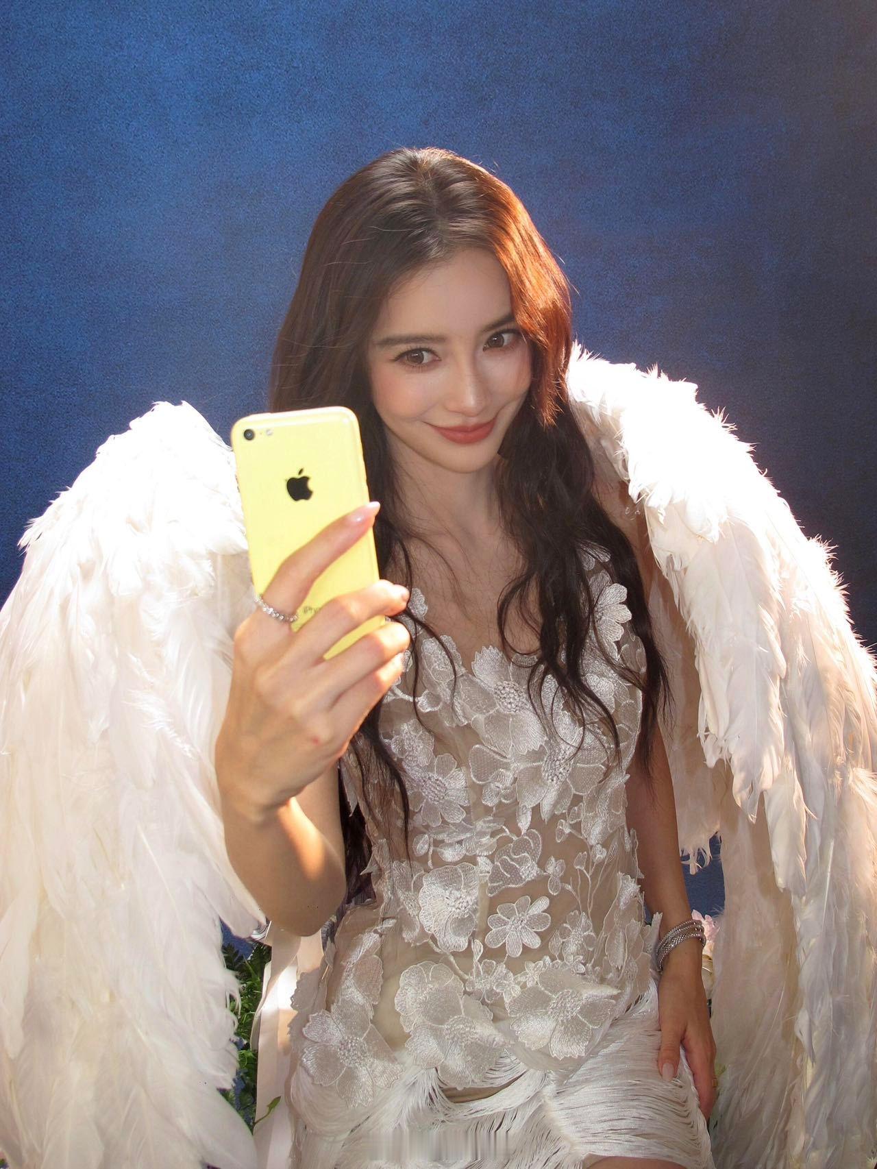 Angelababy用13年前的手机自拍 旧手机都能被她拍出复古大片感，这就是颜