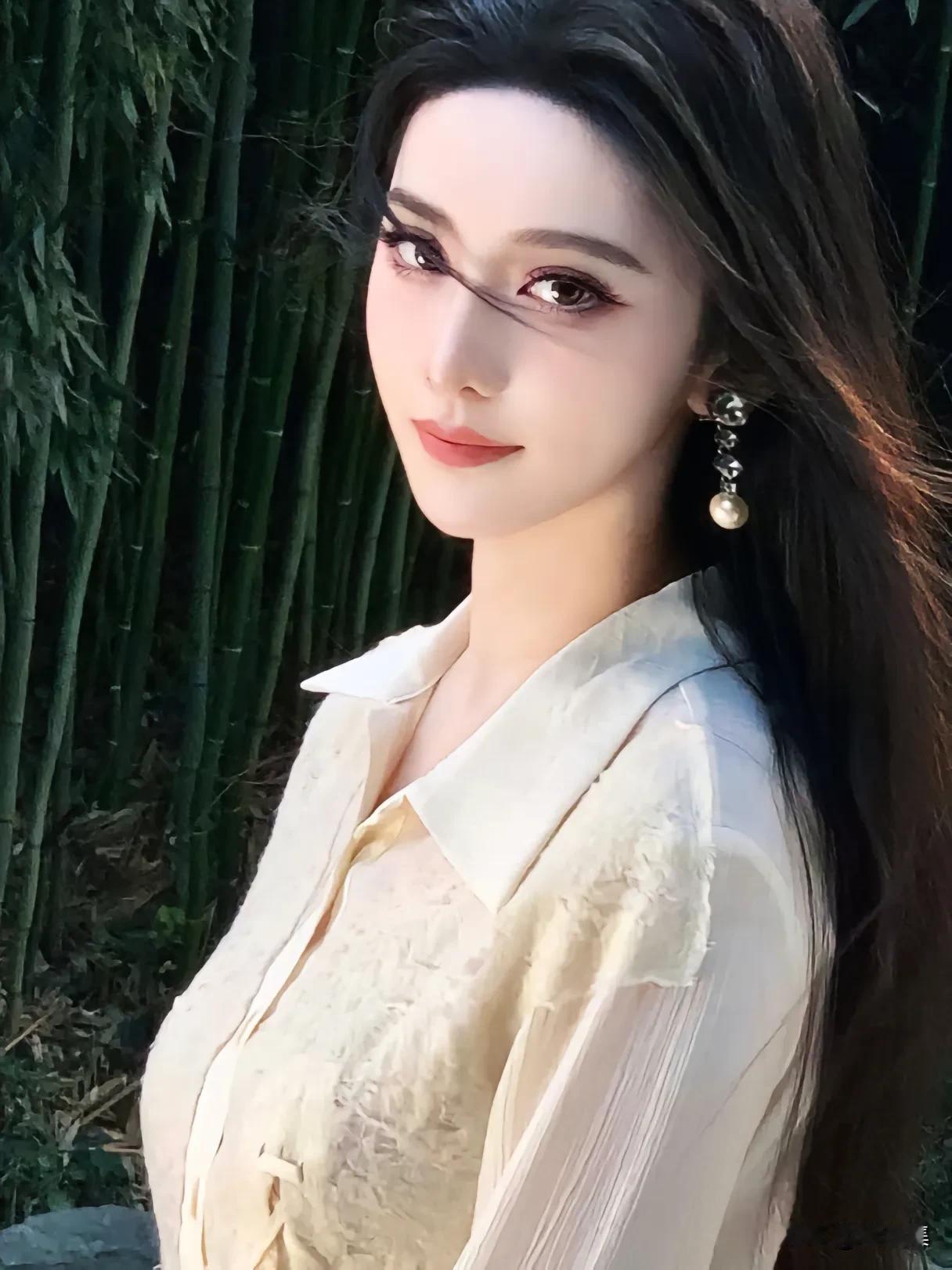 竹林中的优雅少女，清新自然，宛如画中人。
