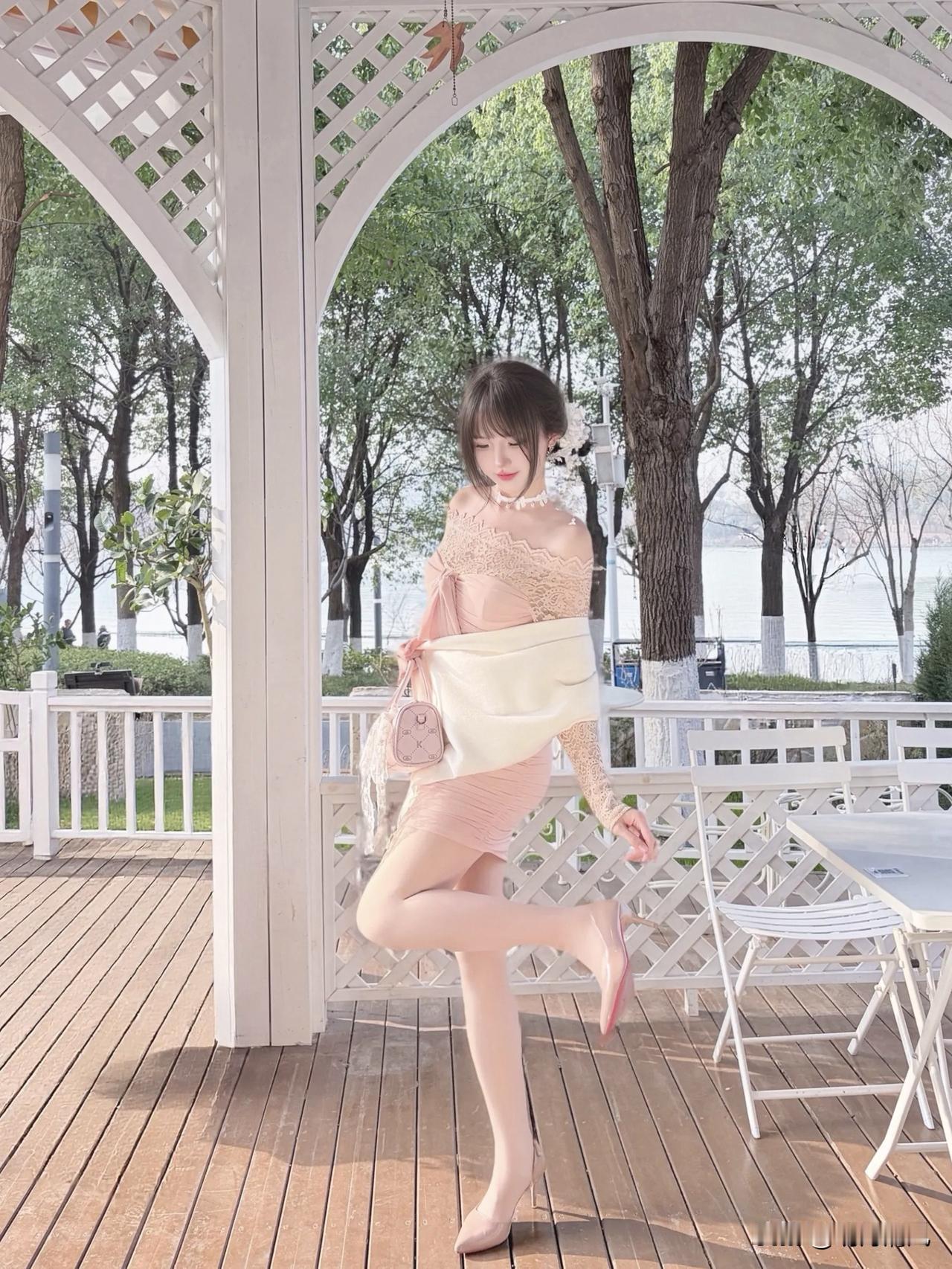 下午在湖边溜达，看到个拍照的姑娘，站在白色廊亭下，穿了条粉色蕾丝一字肩裙，搭了件