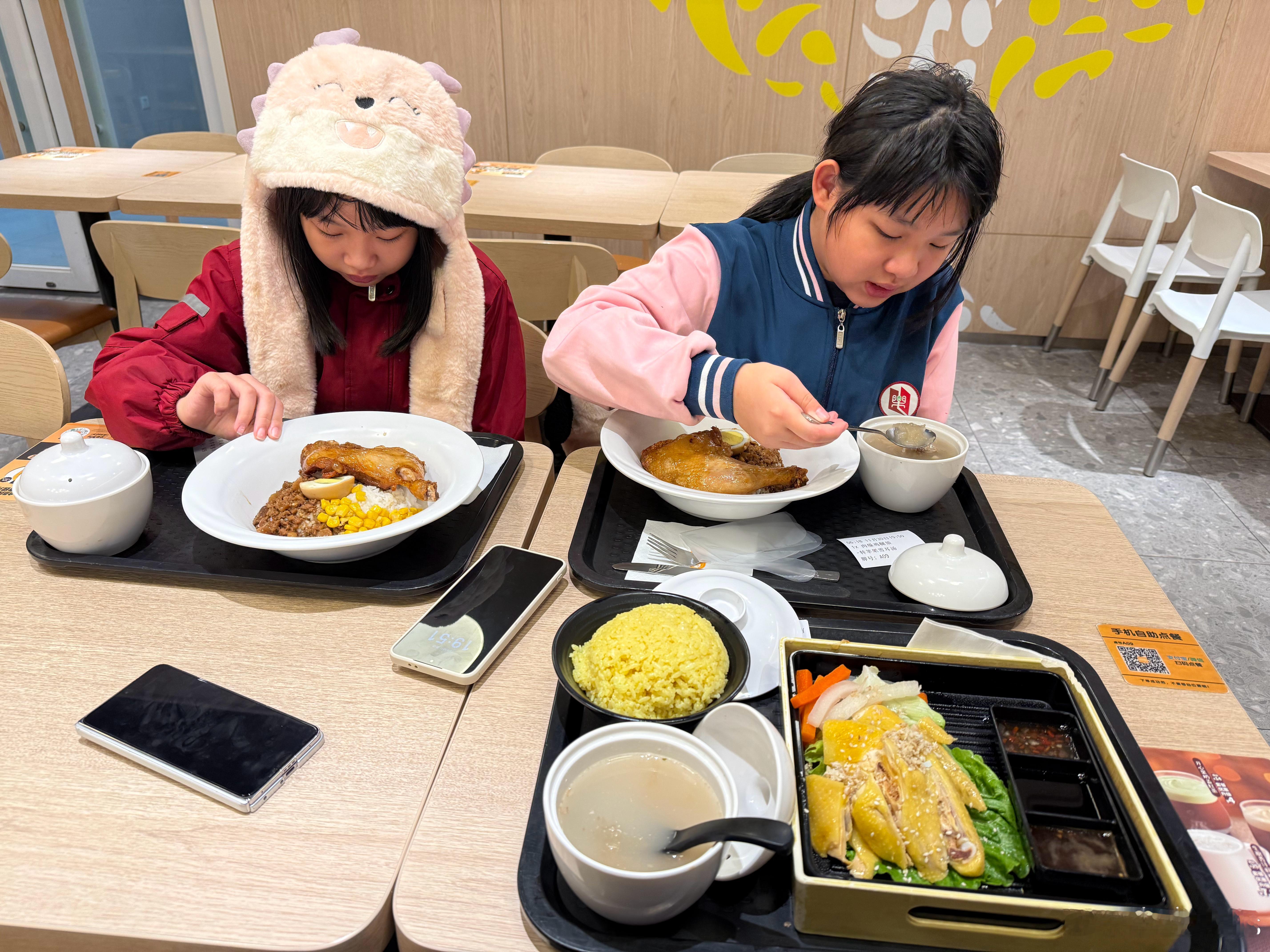 好烦，宜家小朋友叫她出去吃饭，仲痛苦过带距打针！拖拖拉拉一日系屋企，就系唔肯出门