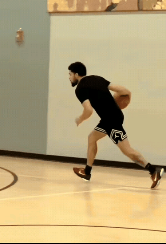 这个扣篮动作，卡特看了沉默，乔丹看了落泪！连续两个胯下飞身扣篮，难度系数不是一般