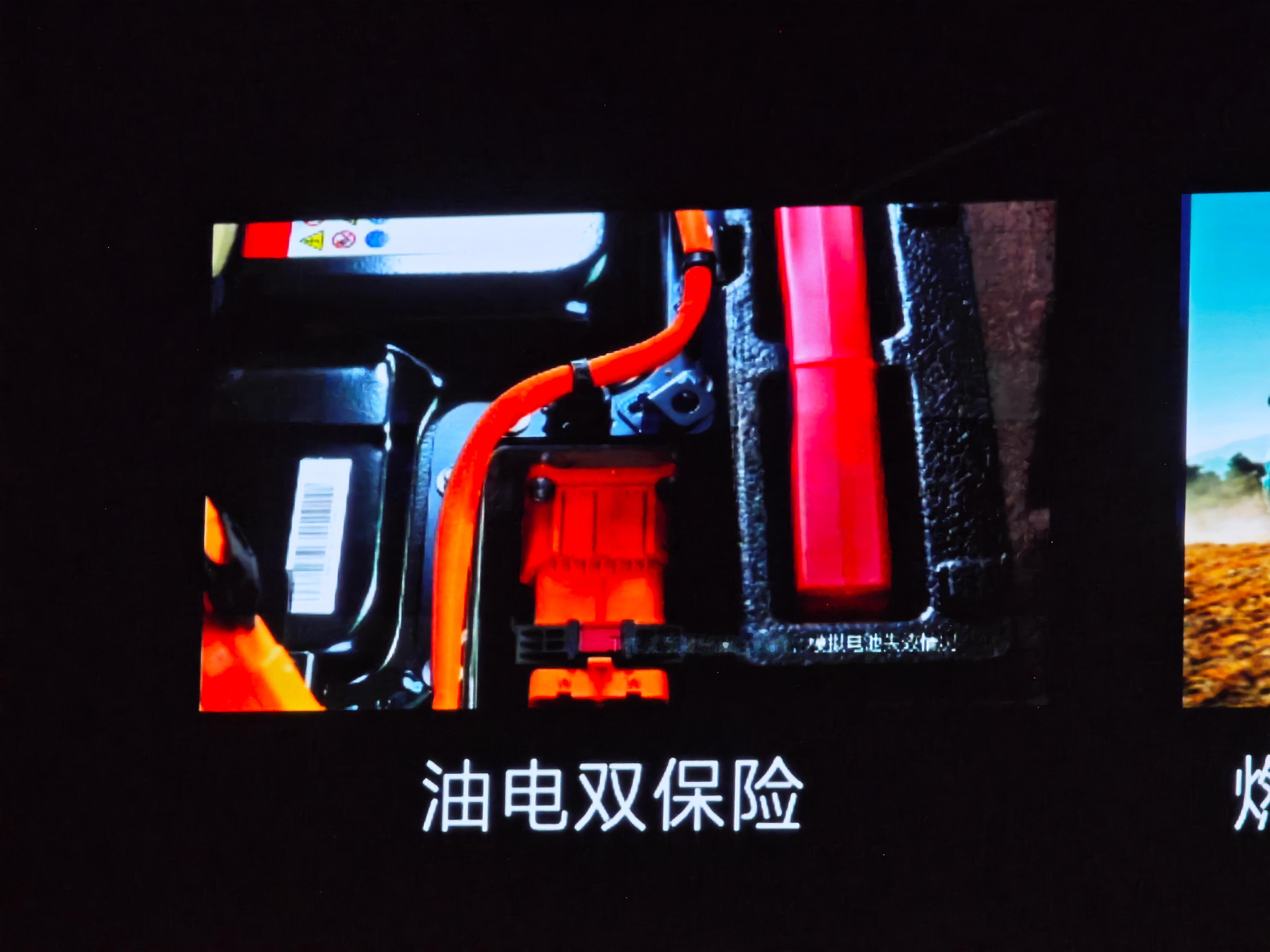 全新坦克700插混的一个细节，发布会上提到了的，说电机坏了可以当油车开，发动机坏