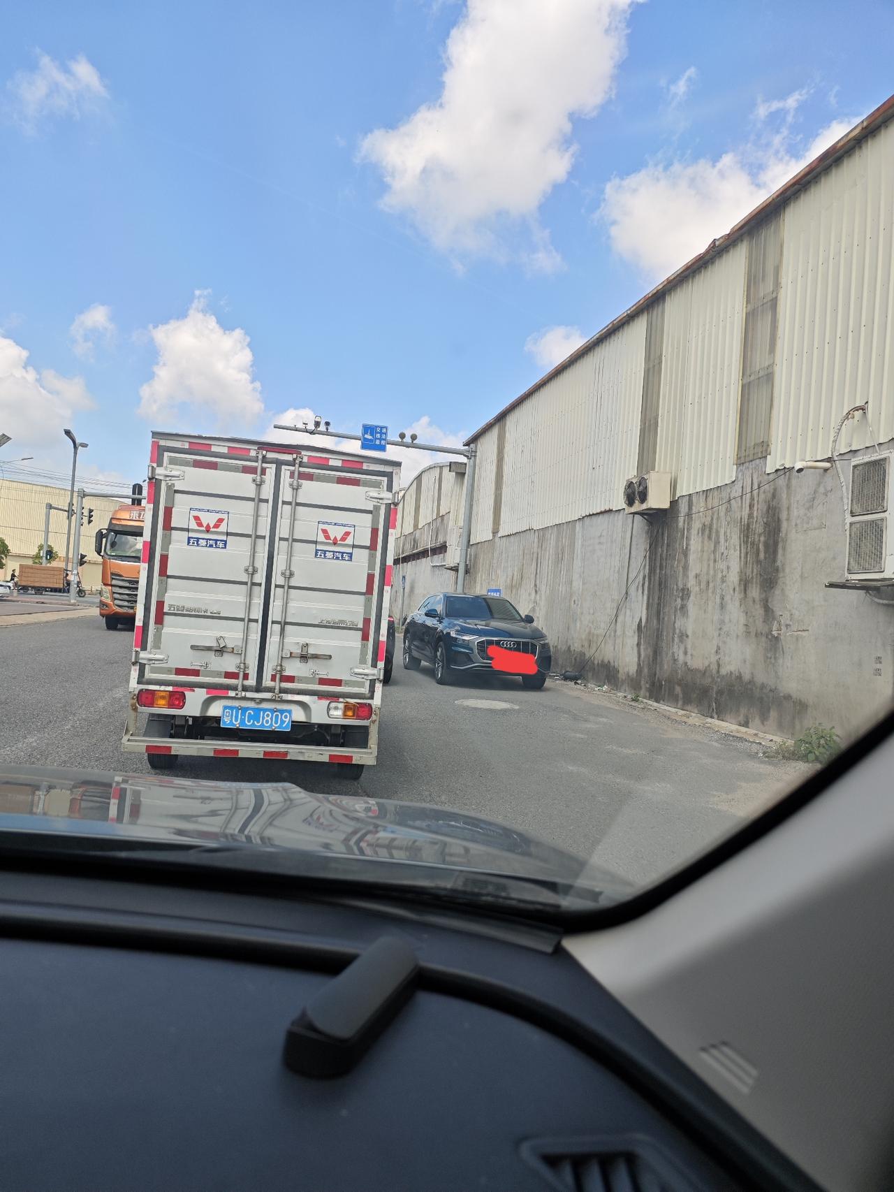 如此霸气侧漏的逆向停车，活了四十几岁第一次看到。
早上去县里（庵埠）办事，在红灯