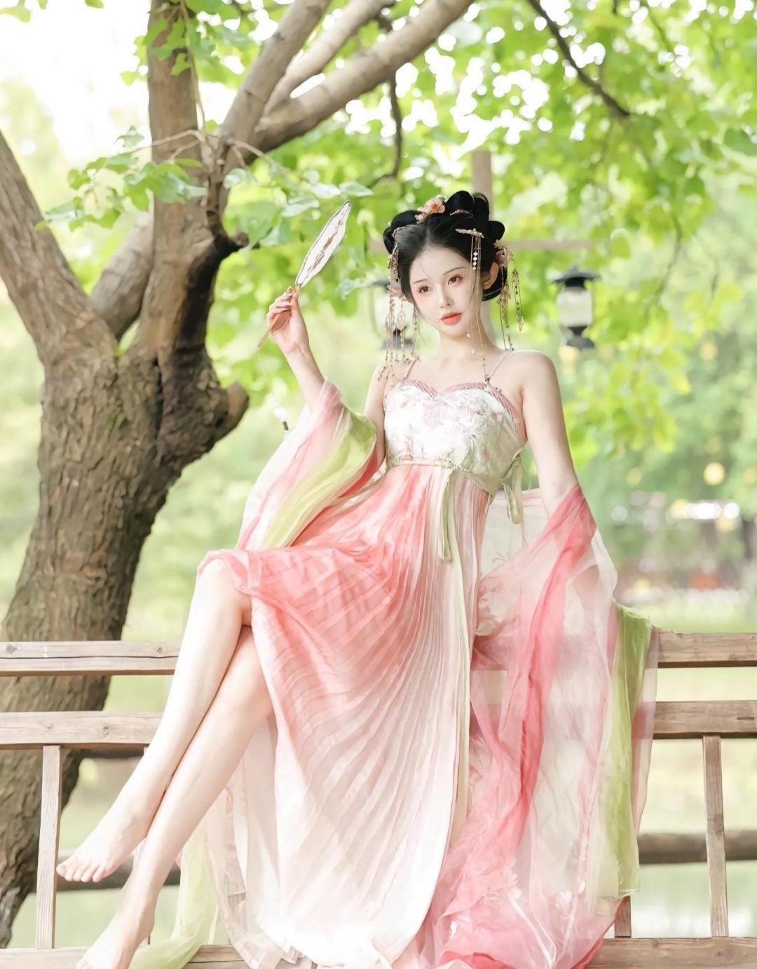 汉服小姐姐在古风园林里，赤着脚丫子，手持团扇，裙摆轻摆，衣袂翩跹，这不就是仙女下