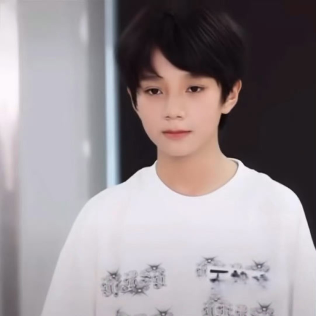 豚馒 原来是现在国一美帝橹穆的幼年体，真的好可爱